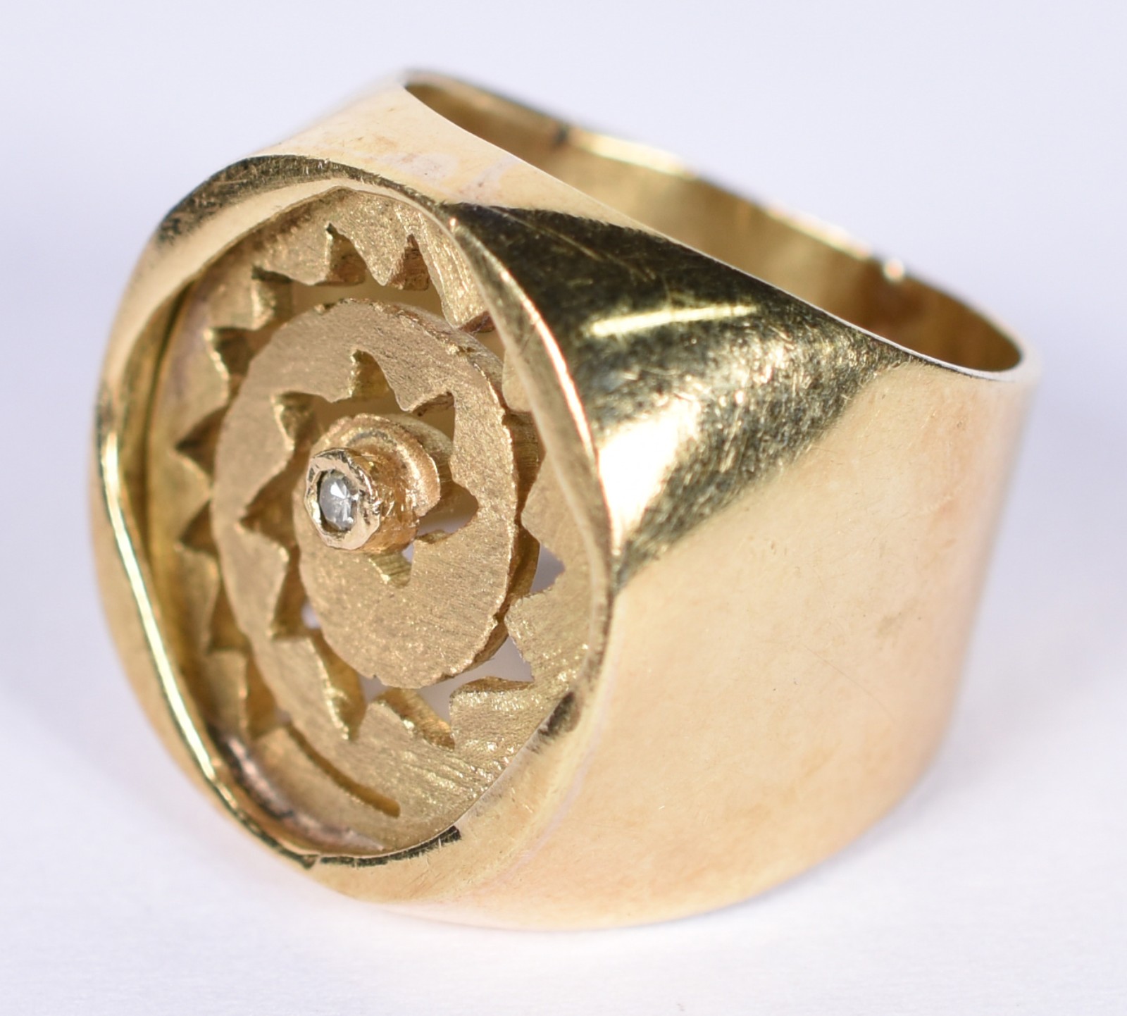 Anel em ouro 18 k feitio redondo vazados com 1 diamante no centro... - foto 2 de 4