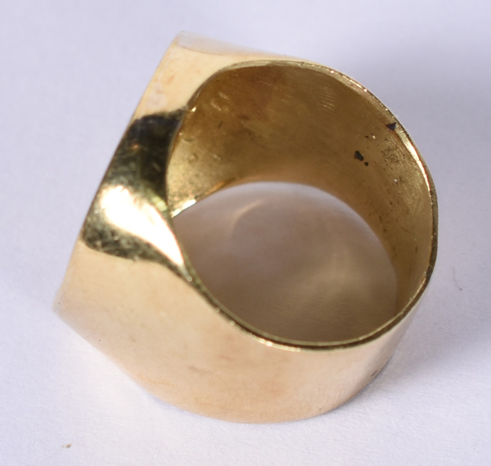 Anel em ouro 18 k feitio redondo vazados com 1 diamante no centro... - foto 3 de 4