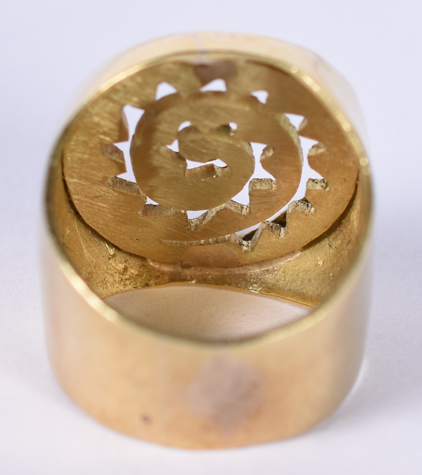 Anel em ouro 18 k feitio redondo vazados com 1 diamante no centro... - foto 4 de 4