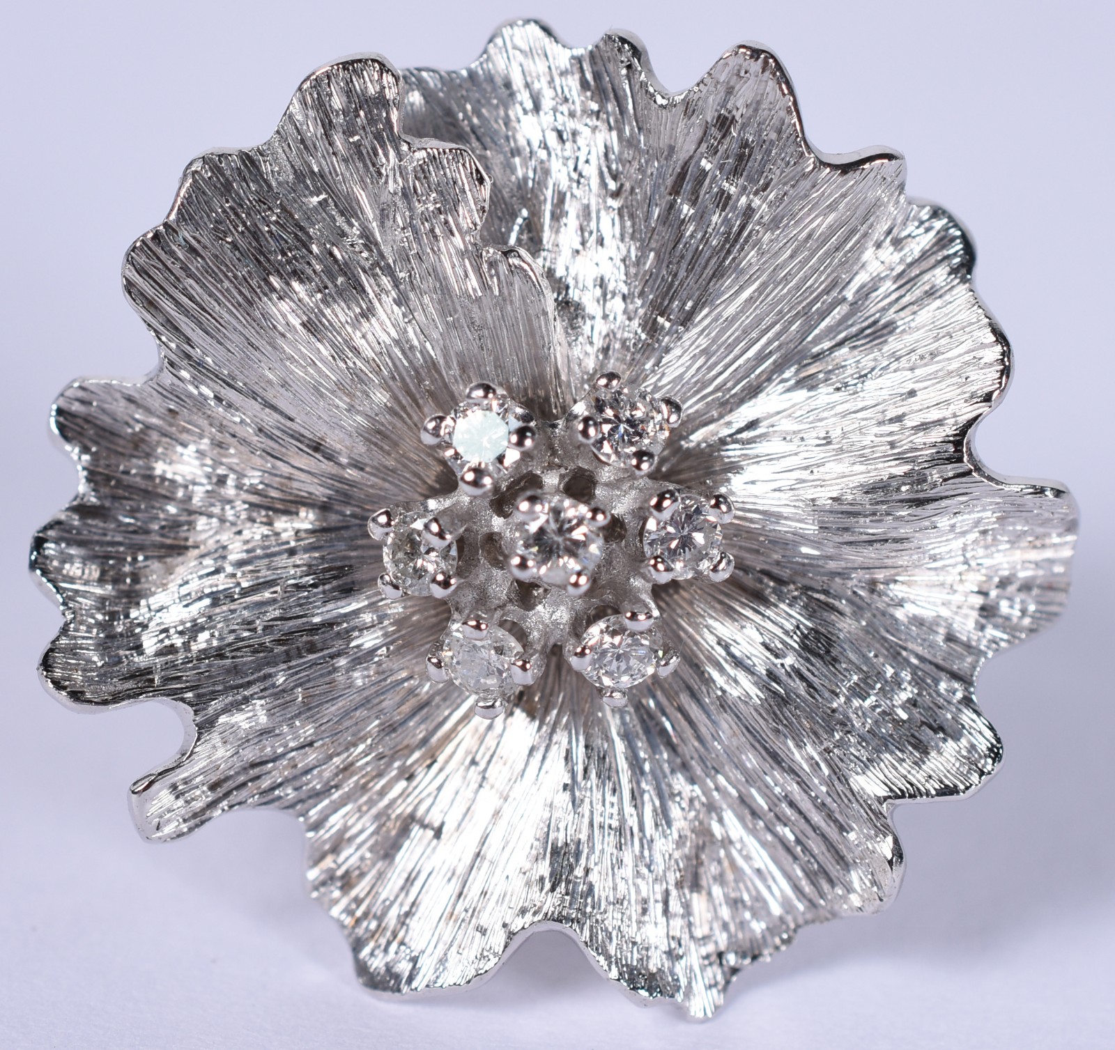 Anel feitio flor de ouro branco 18 k, com "miolo" no centro com 7... - foto 1 de 5
