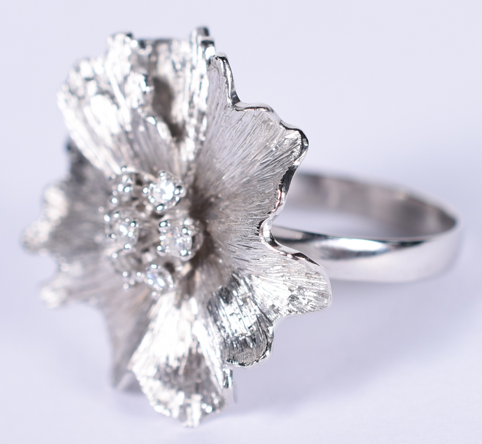 Anel feitio flor de ouro branco 18 k, com "miolo" no centro com 7... - foto 2 de 5