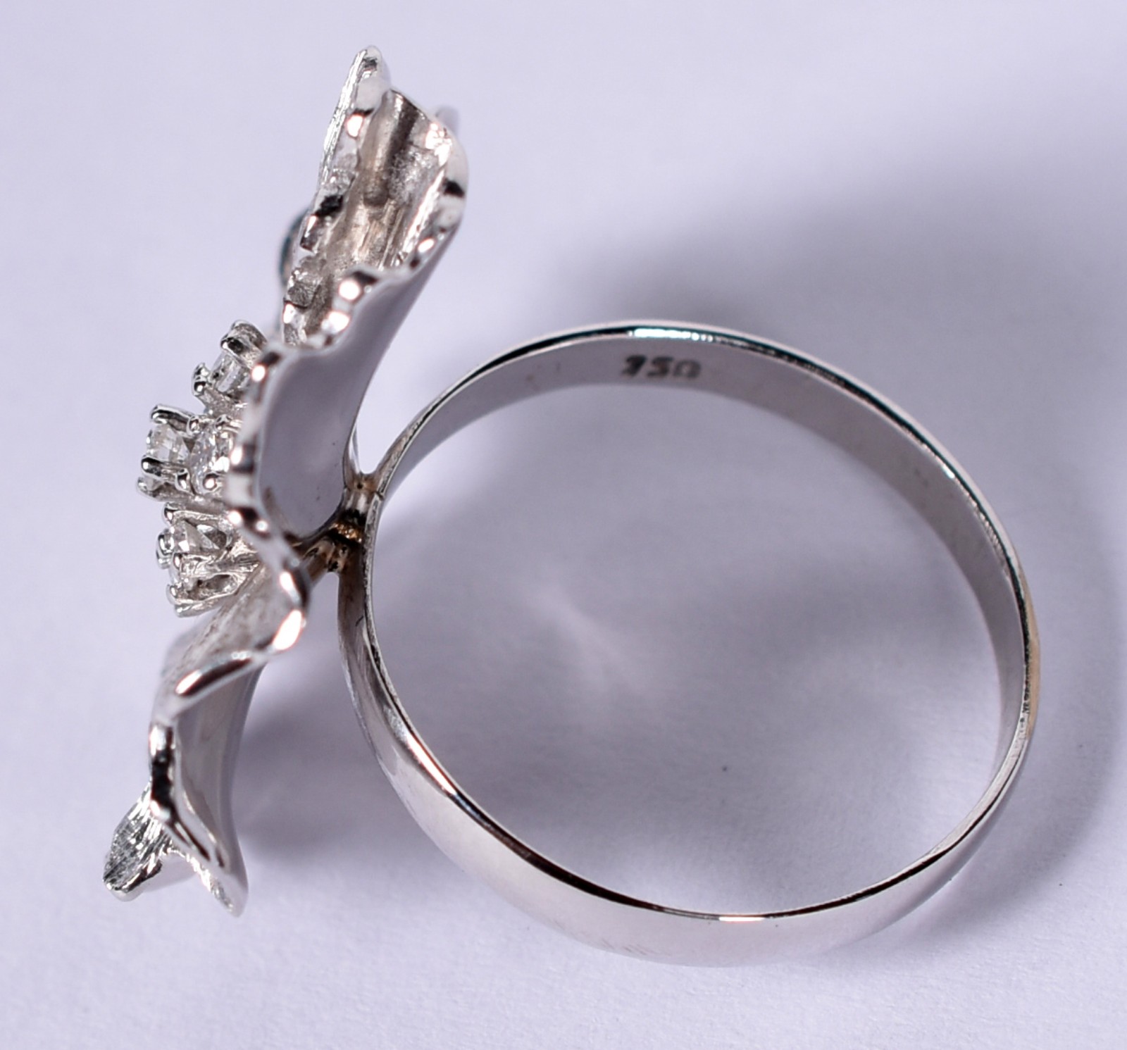 Anel feitio flor de ouro branco 18 k, com "miolo" no centro com 7... - foto 3 de 5