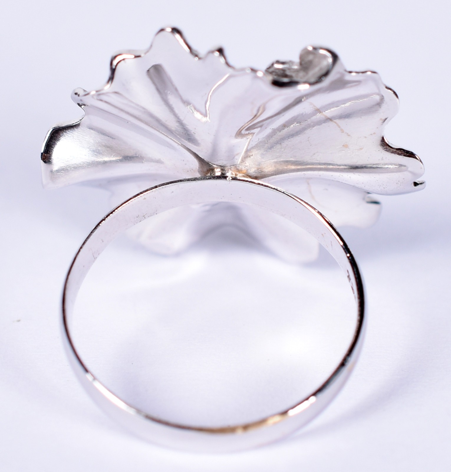 Anel feitio flor de ouro branco 18 k, com "miolo" no centro com 7... - foto 4 de 5