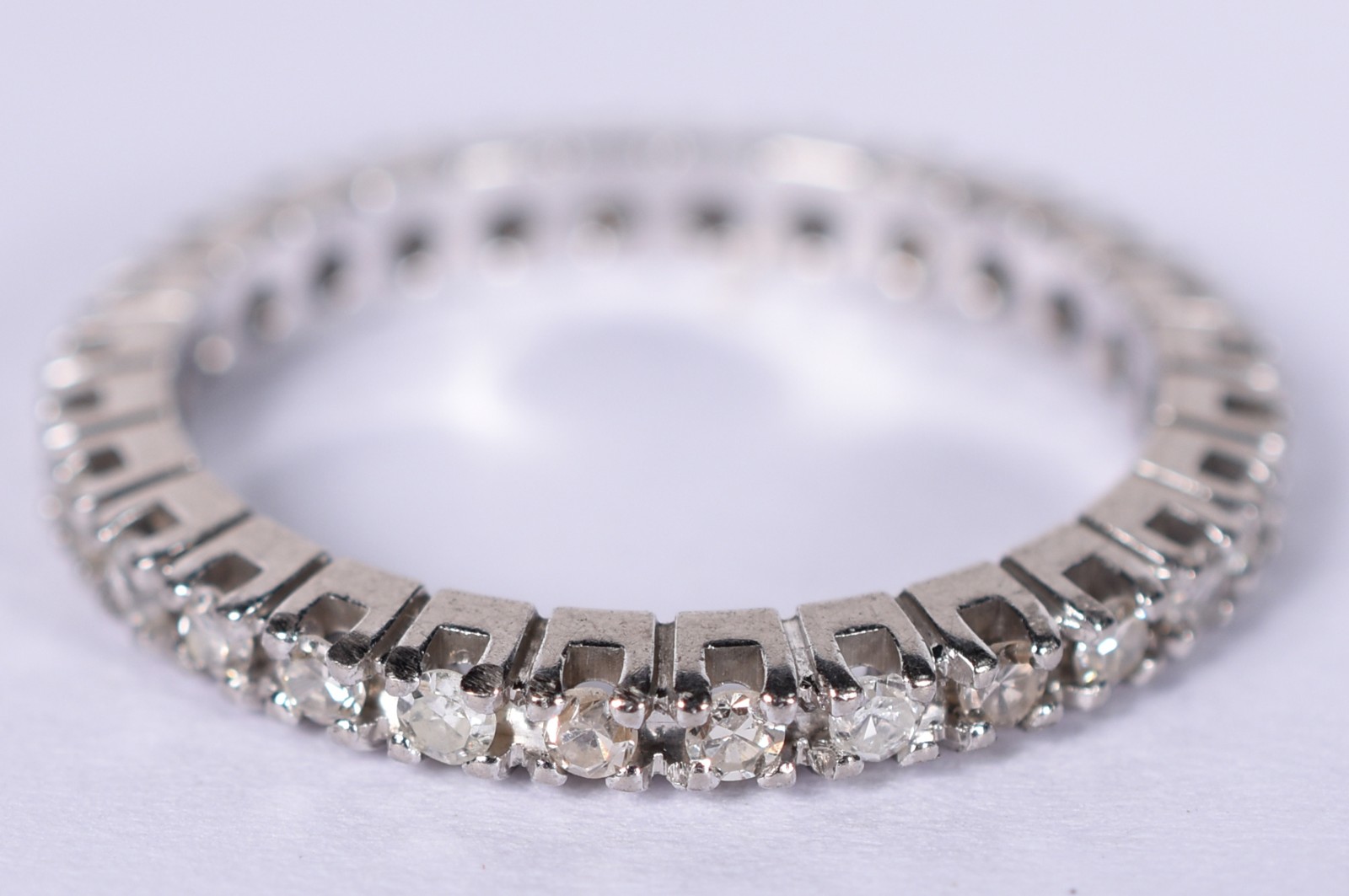 Aliança completa de ouro branco 18 k com 27 diamantes de 1 ponto... - foto 1 de 3