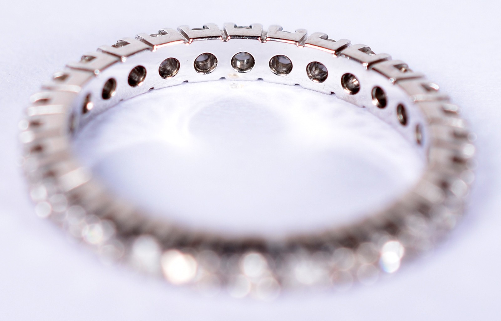 Aliança completa de ouro branco 18 k com 27 diamantes de 1 ponto... - foto 2 de 3