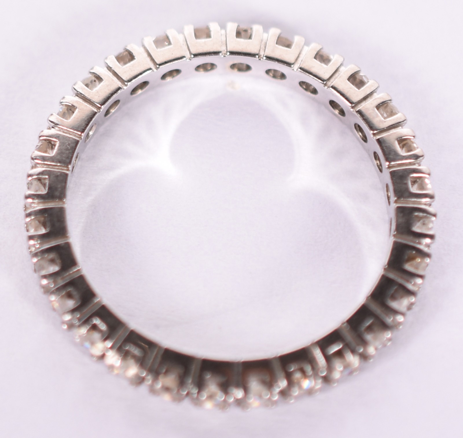 Aliança completa de ouro branco 18 k com 27 diamantes de 1 ponto... - foto 3 de 3