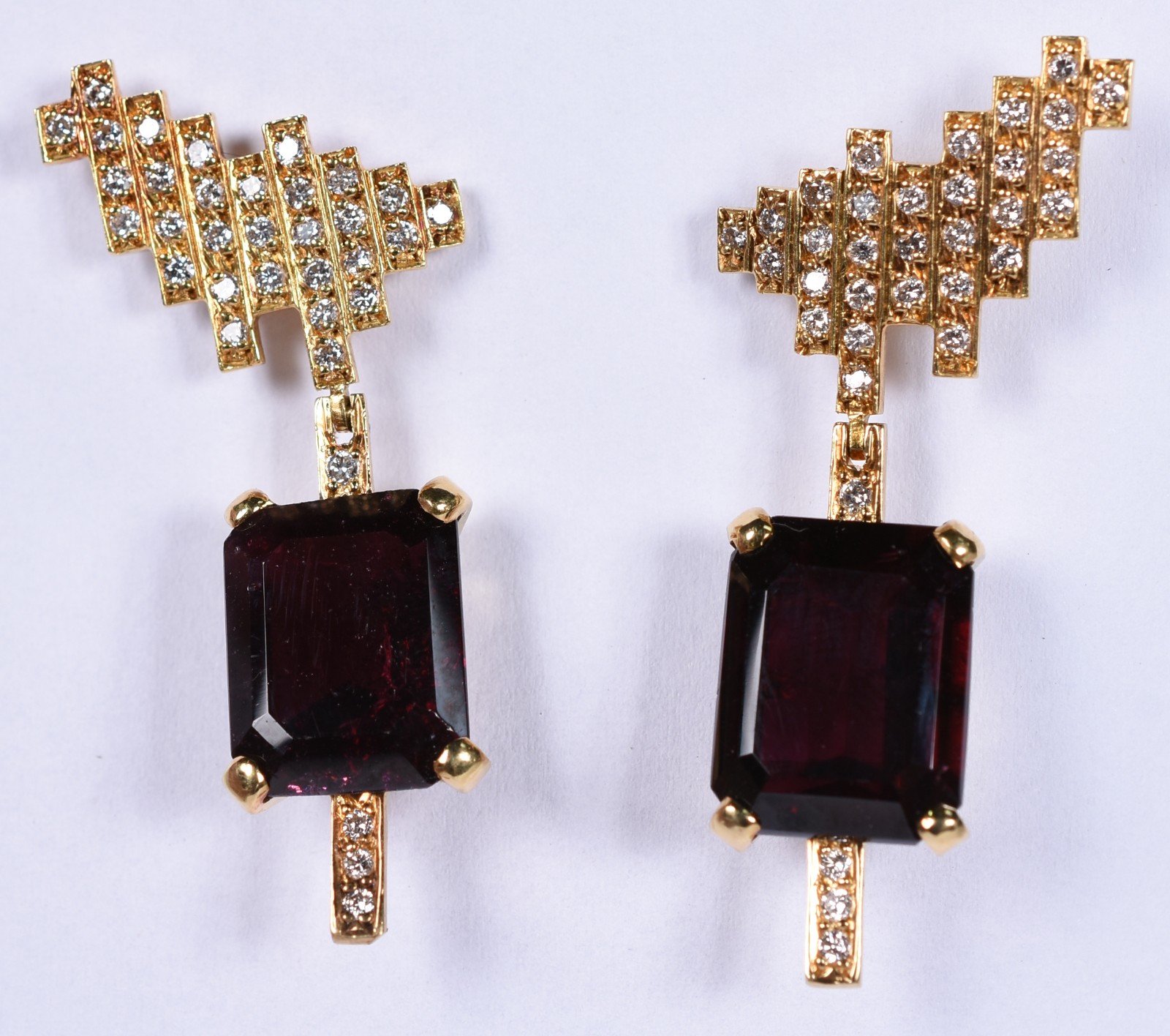 Par de brincos em ouro 18 k com base cravejada com 64 diamantes e 1... - foto 1 de 5