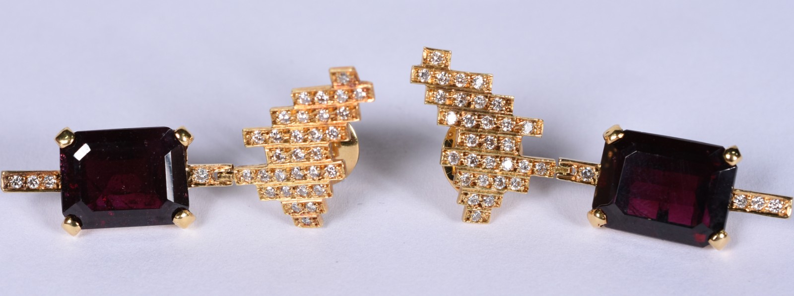 Par de brincos em ouro 18 k com base cravejada com 64 diamantes e 1... - foto 2 de 5