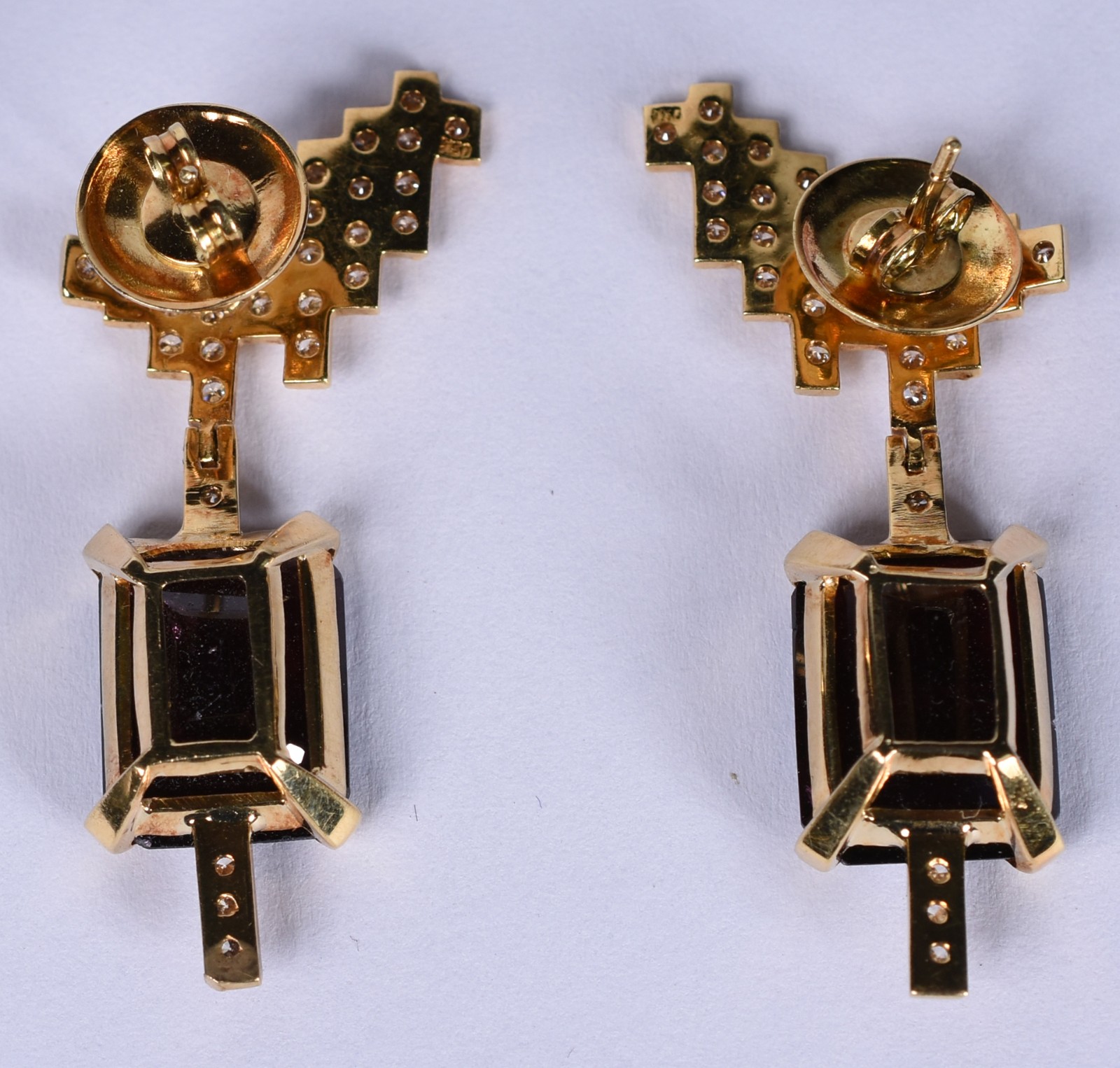 Par de brincos em ouro 18 k com base cravejada com 64 diamantes e 1... - foto 3 de 5