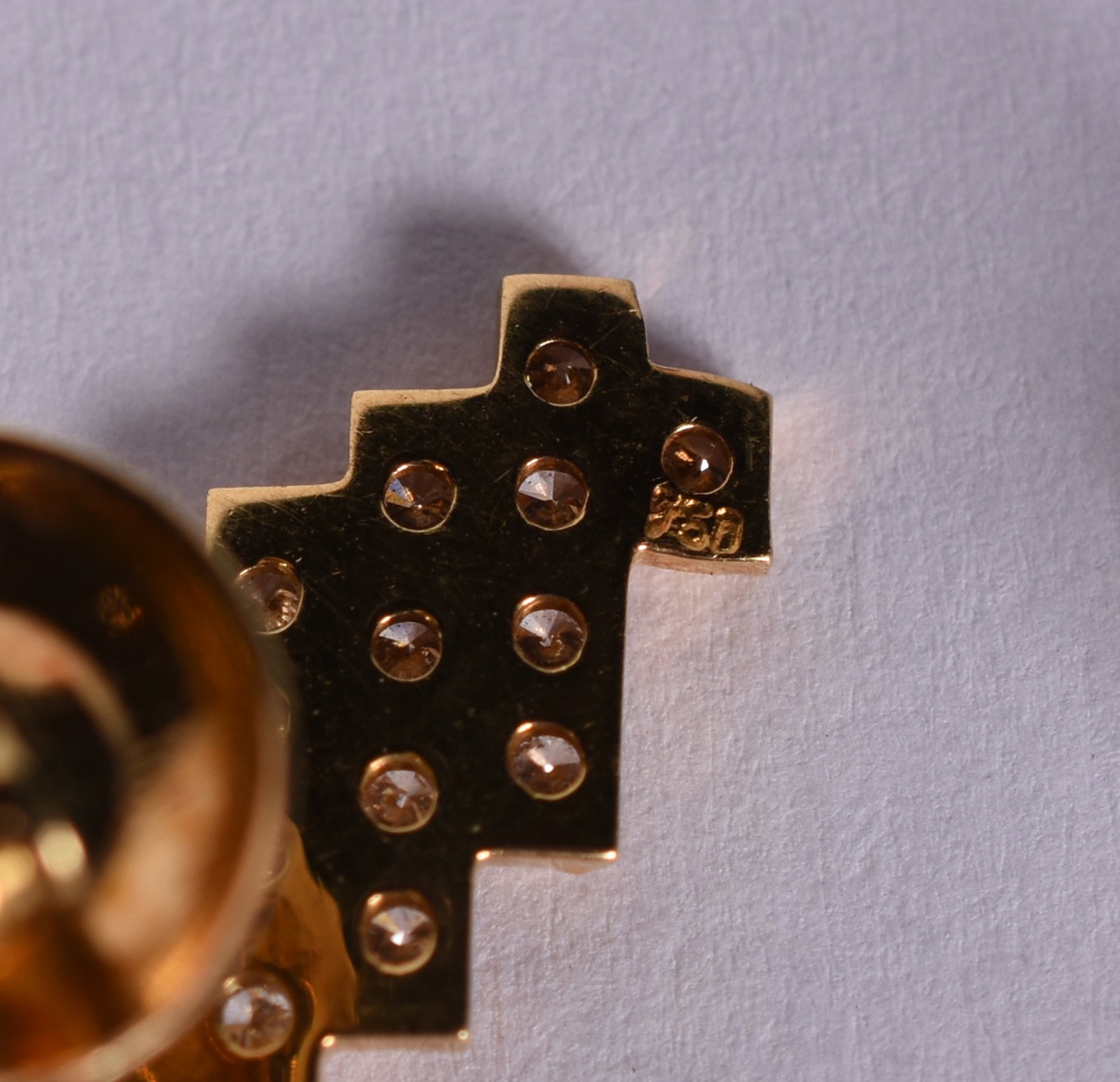 Par de brincos em ouro 18 k com base cravejada com 64 diamantes e 1... - foto 4 de 5