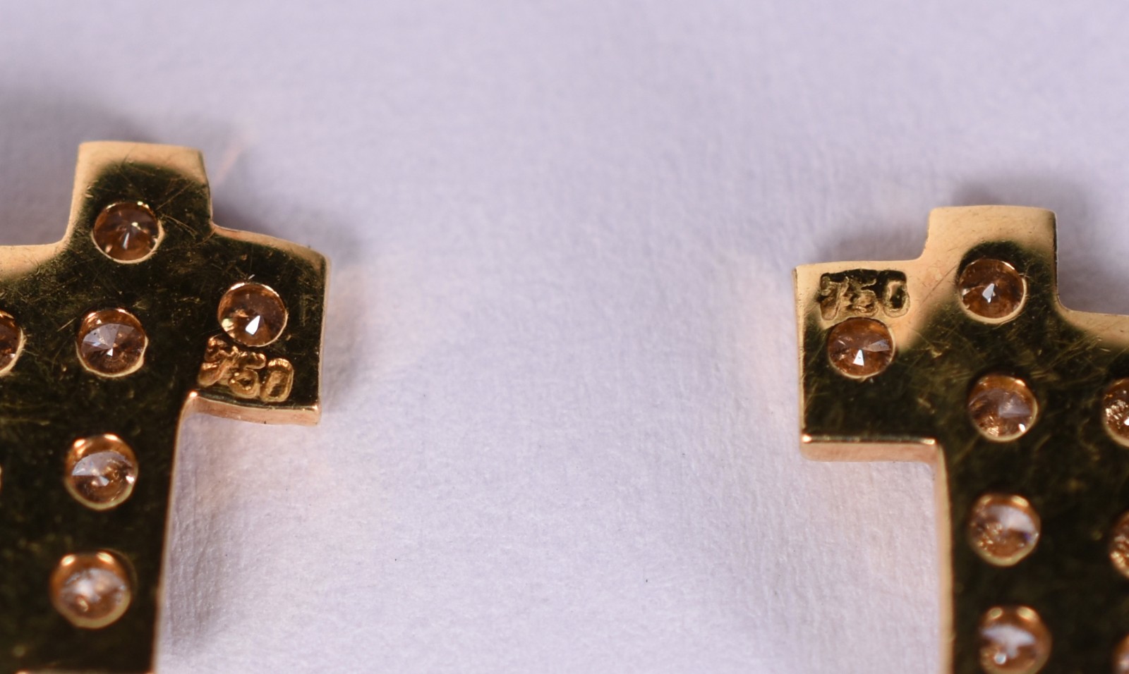 Par de brincos em ouro 18 k com base cravejada com 64 diamantes e 1... - foto 5 de 5