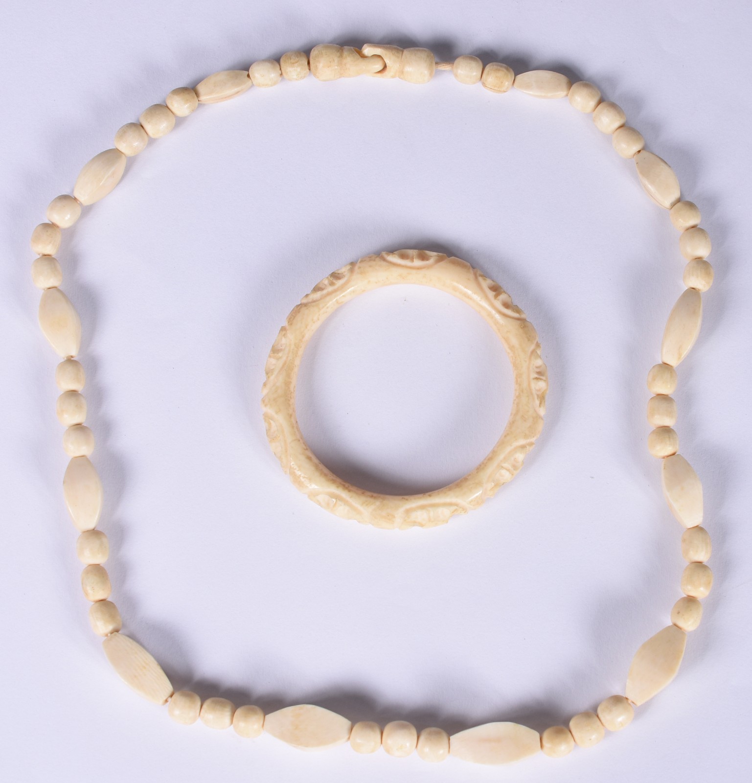 Conjunto de marfim composto de pulseira "escrava" trabalhada e... - foto 1 de 4