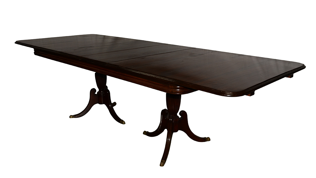 Mesa de jantar de madeira nobre, apoio em duas bases feitio balaústre...