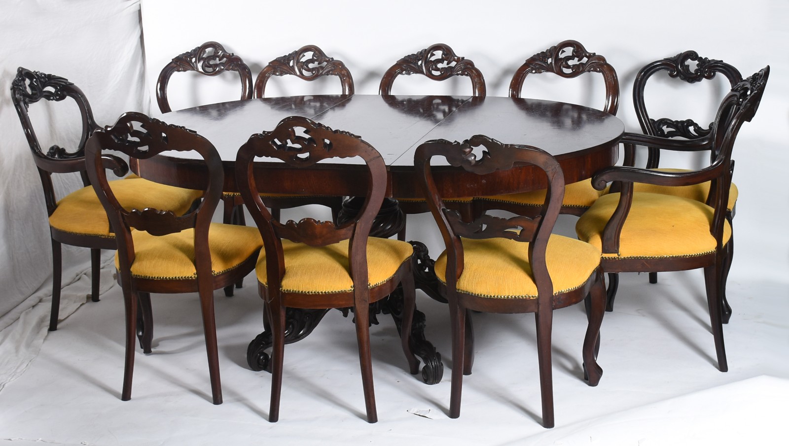 Conjunto para sala de jantar composto de mesa oval com tábua... - foto 1 de 11
