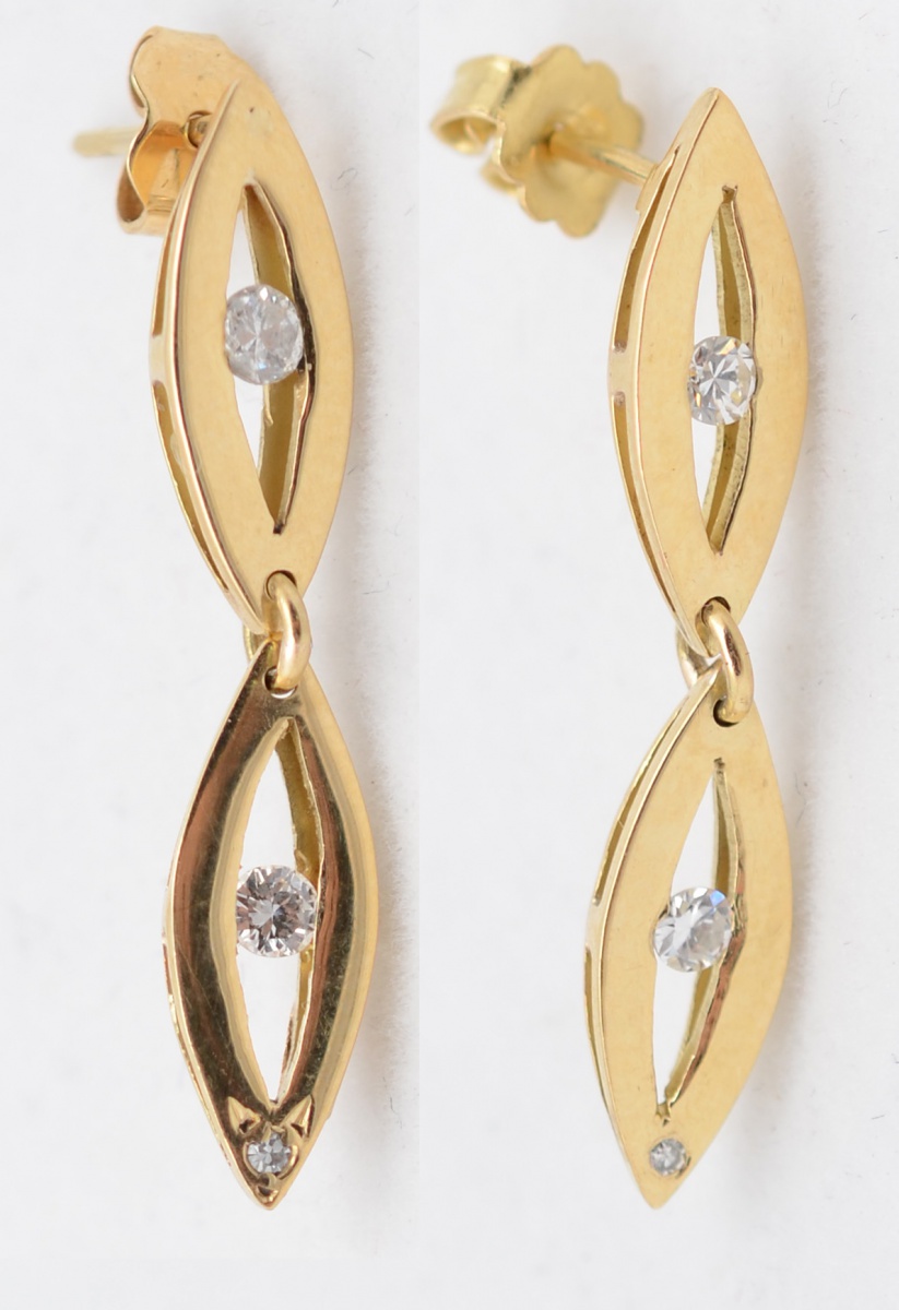 Par de brincos em ouro amarelo 18 k feitio pendente com duas gotas...