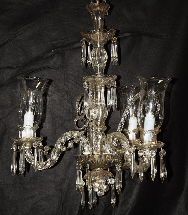 Lustre de cristal com três braços, pingentes lapidados e mangas...