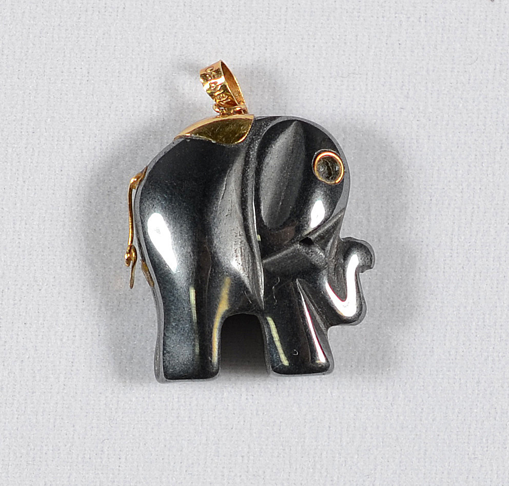 Pendente de hematita e ouro em formato de elefante - 5,7 g