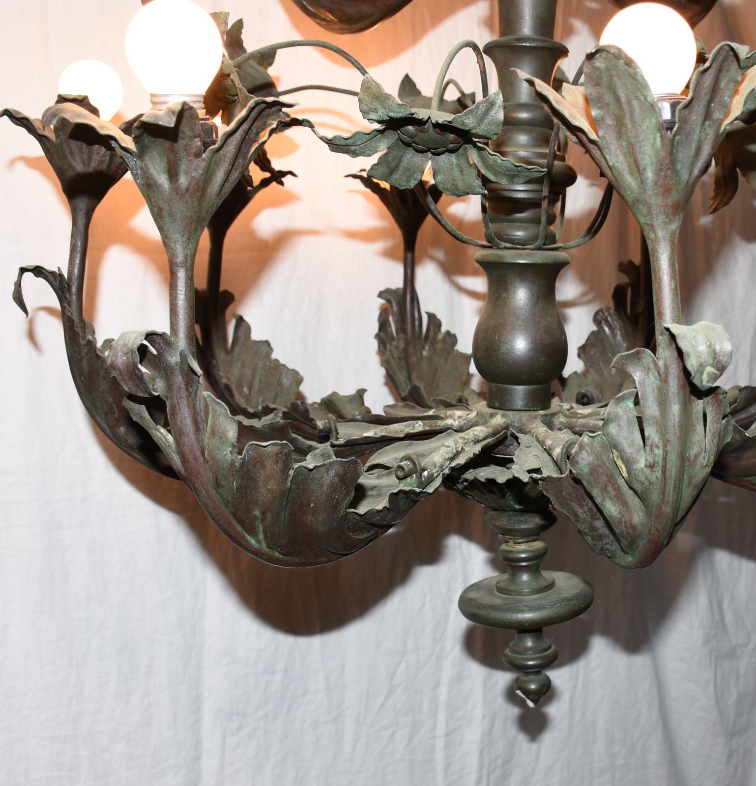 Imponente Lustre de metal com folhas trabalhadas, para 10 luzes. - foto 5 de 5