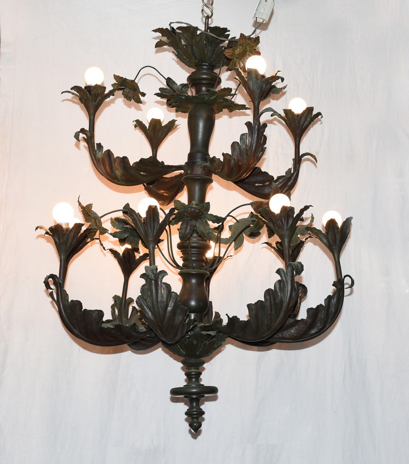 Imponente Lustre de metal com folhas trabalhadas, para 10 luzes. - foto 1 de 5