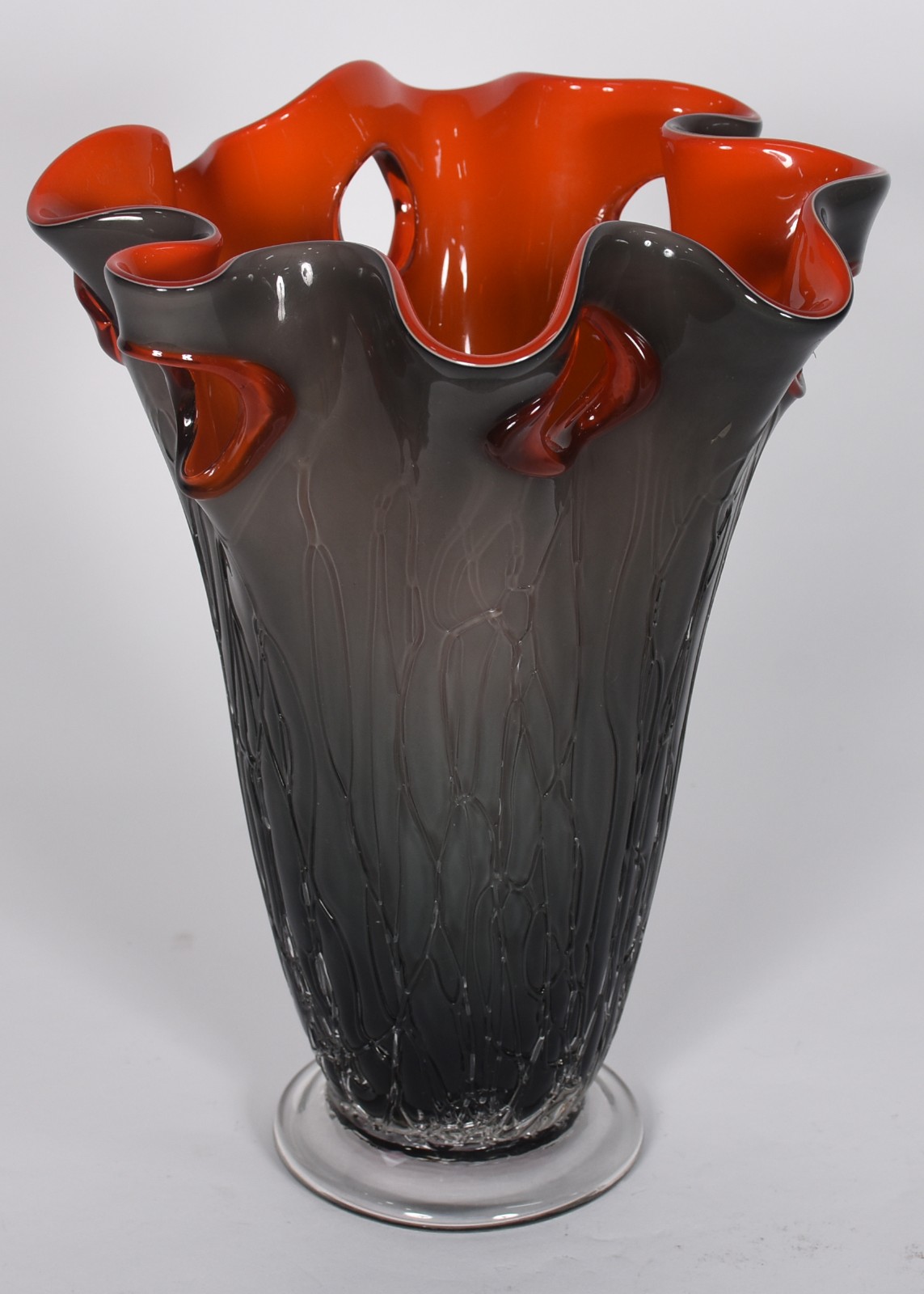 Vaso de vidro decorativo na cor fumé com interior na cor laranja. - foto 2 de 4
