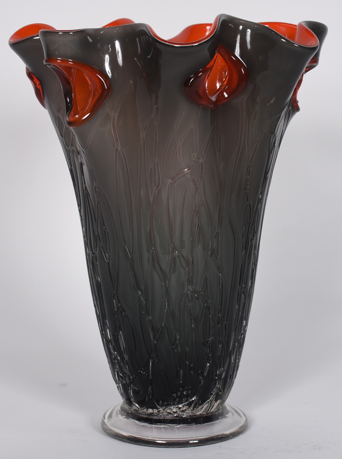 Vaso de vidro decorativo na cor fumé com interior na cor laranja. - foto 1 de 4
