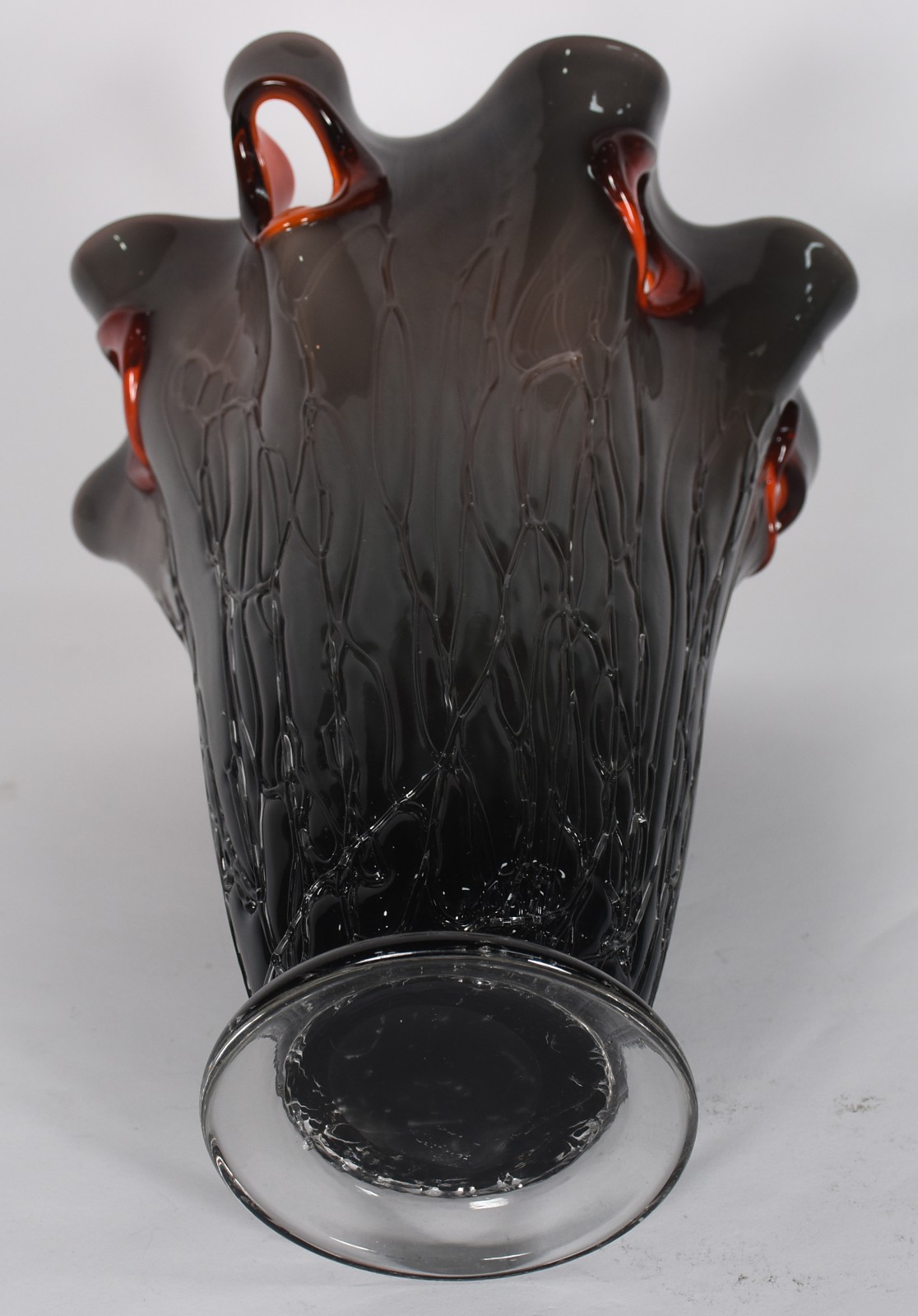Vaso de vidro decorativo na cor fumé com interior na cor laranja. - foto 3 de 4