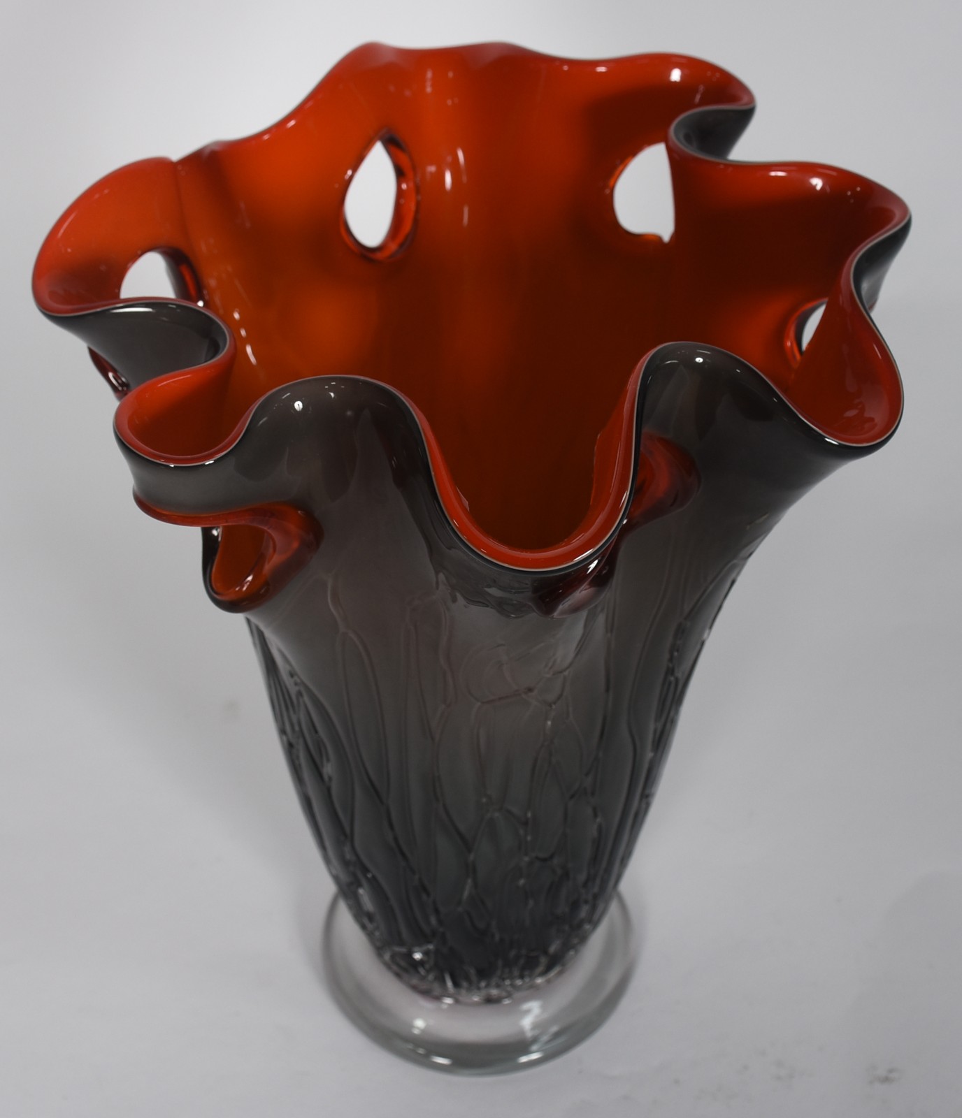Vaso de vidro decorativo na cor fumé com interior na cor laranja. - foto 4 de 4