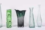 Seis vasos decorativos de vidro em tons de verd... - Seis vasos decorativos de vidro em tons de verde, diferentes formatos e procedências.