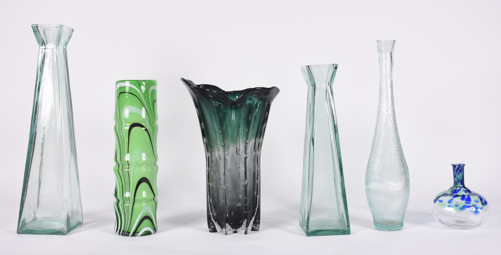 Seis vasos decorativos de vidro em tons de verde, diferentes formatos... - foto 1 de 4