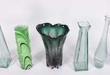 Seis vasos decorativos de vidro em tons de verd... - Seis vasos decorativos de vidro em tons de verde, diferentes formatos e procedências.
