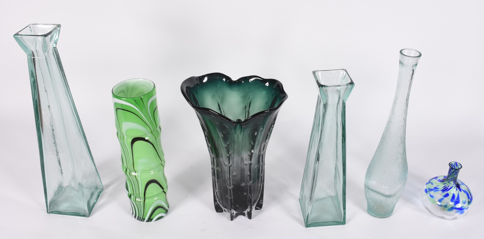 Seis vasos decorativos de vidro em tons de verde, diferentes formatos... - foto 2 de 4