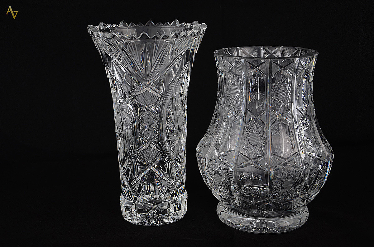 Dois vasos de cristal tcheco lapidados - Altura 18 cm e 21,5 cm