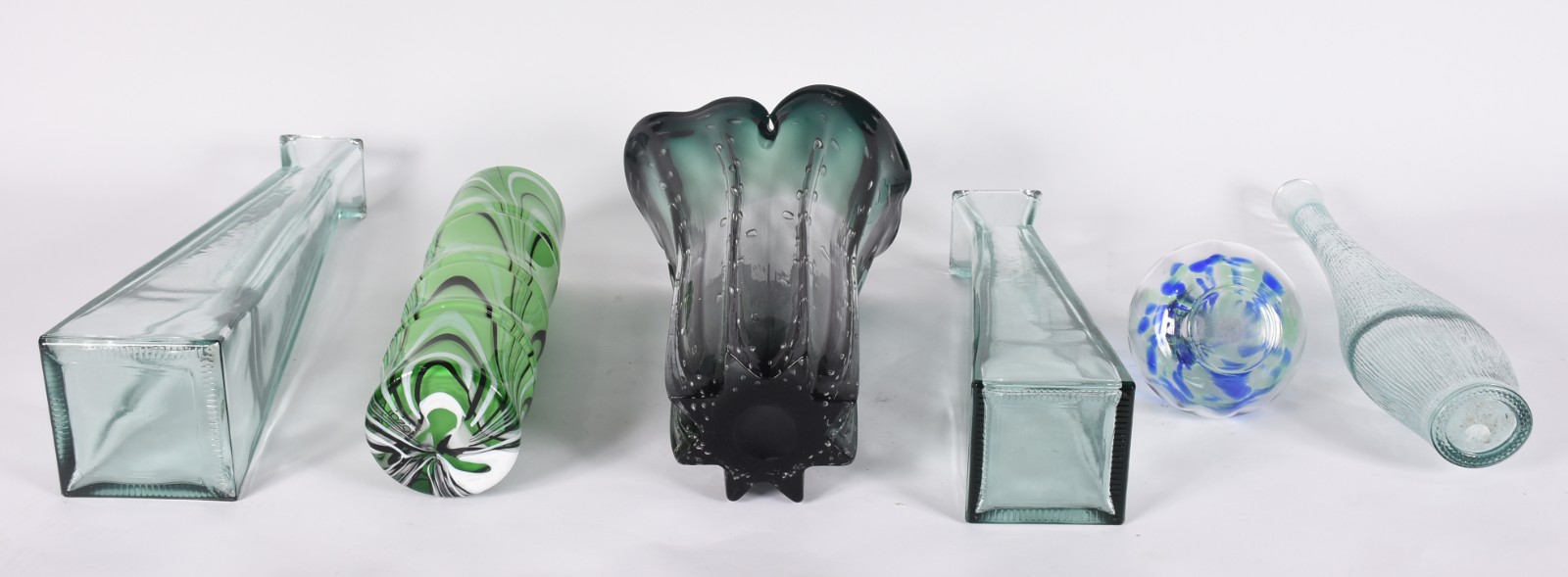 Seis vasos decorativos de vidro em tons de verde, diferentes formatos... - foto 3 de 4