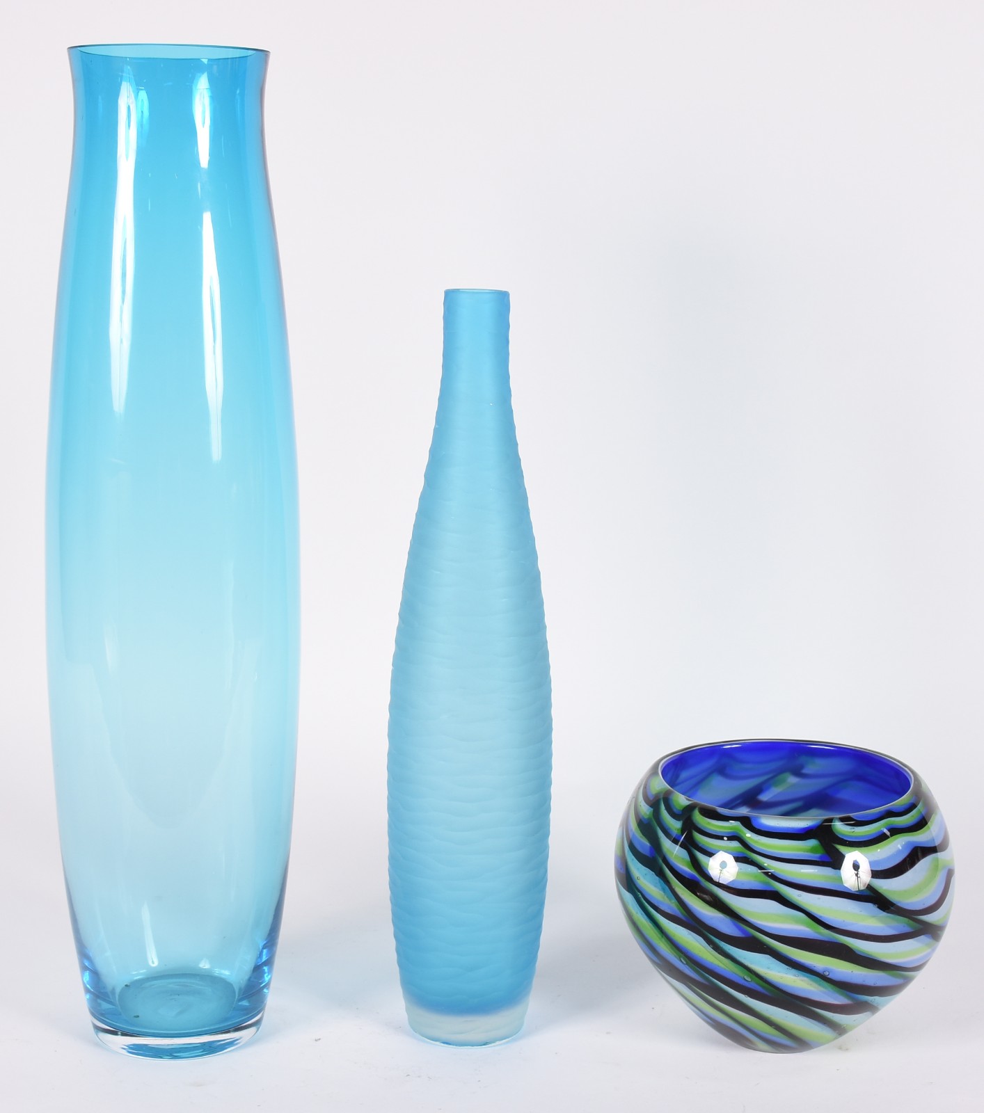 Três vasos decorativos de vidro azul. - foto 1 de 4