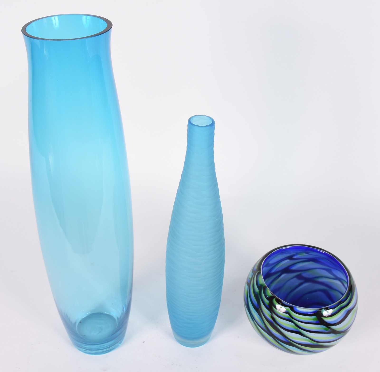 Três vasos decorativos de vidro azul. - foto 2 de 4