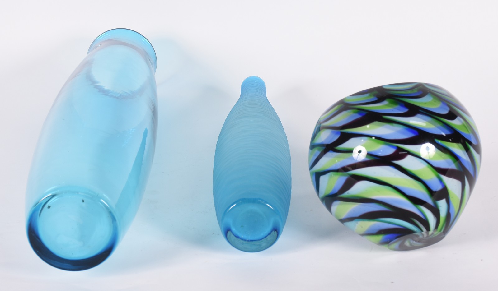 Três vasos decorativos de vidro azul. - foto 3 de 4