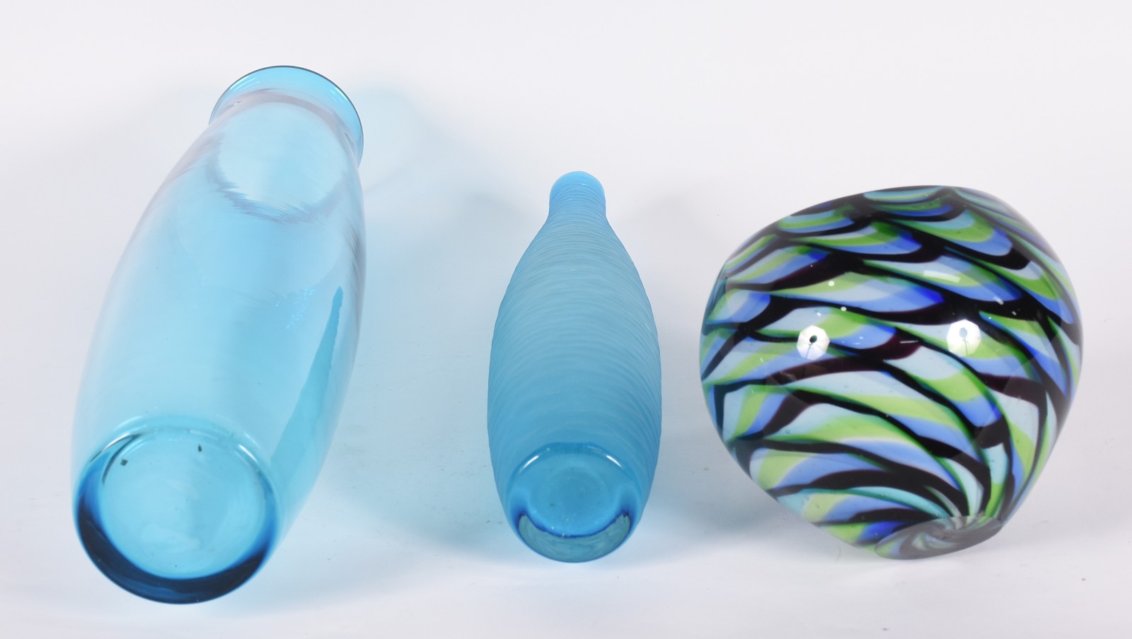 Três vasos decorativos de vidro azul. - foto 4 de 4