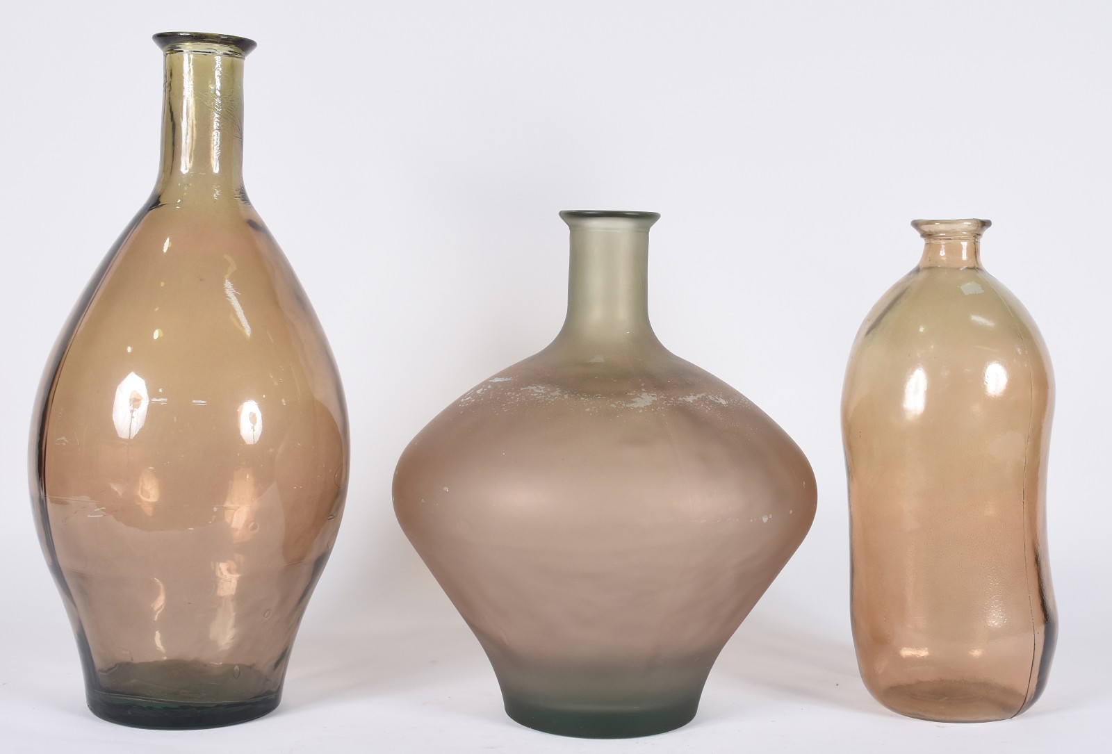 Três vasos grandes de vidro decorativo na cor bege. - foto 2 de 3