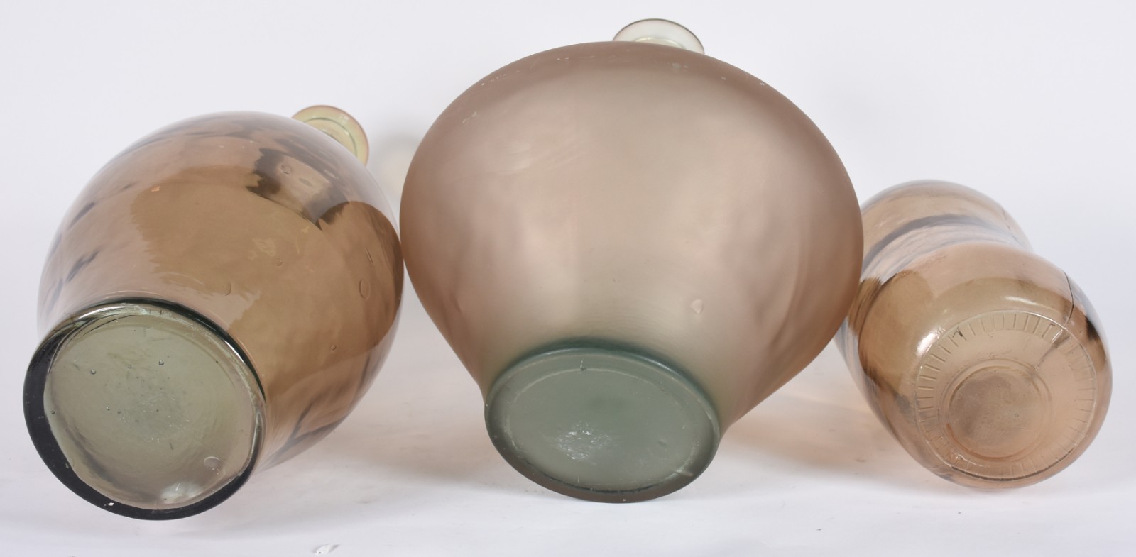 Três vasos grandes de vidro decorativo na cor bege. - foto 3 de 3