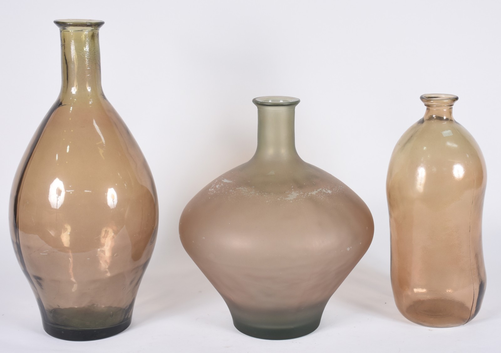 Três vasos grandes de vidro decorativo na cor bege. - foto 1 de 3