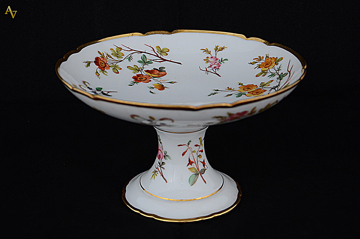 Fruteira de porcelana Velho Paris, com pé alto, flores em policromia...