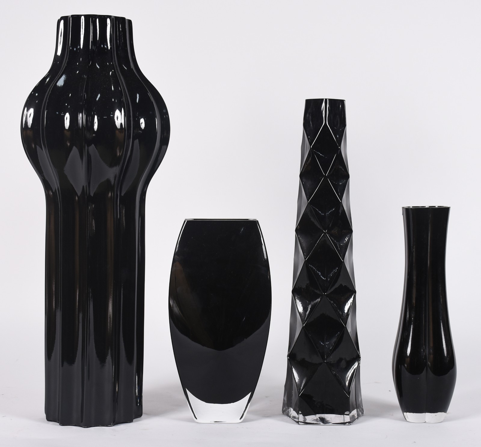 Quatro peças decorativas de vidro e porcelana preta. - foto 1 de 3