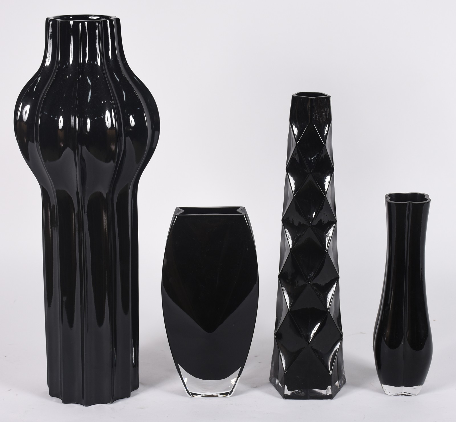 Quatro peças decorativas de vidro e porcelana preta. - foto 2 de 3