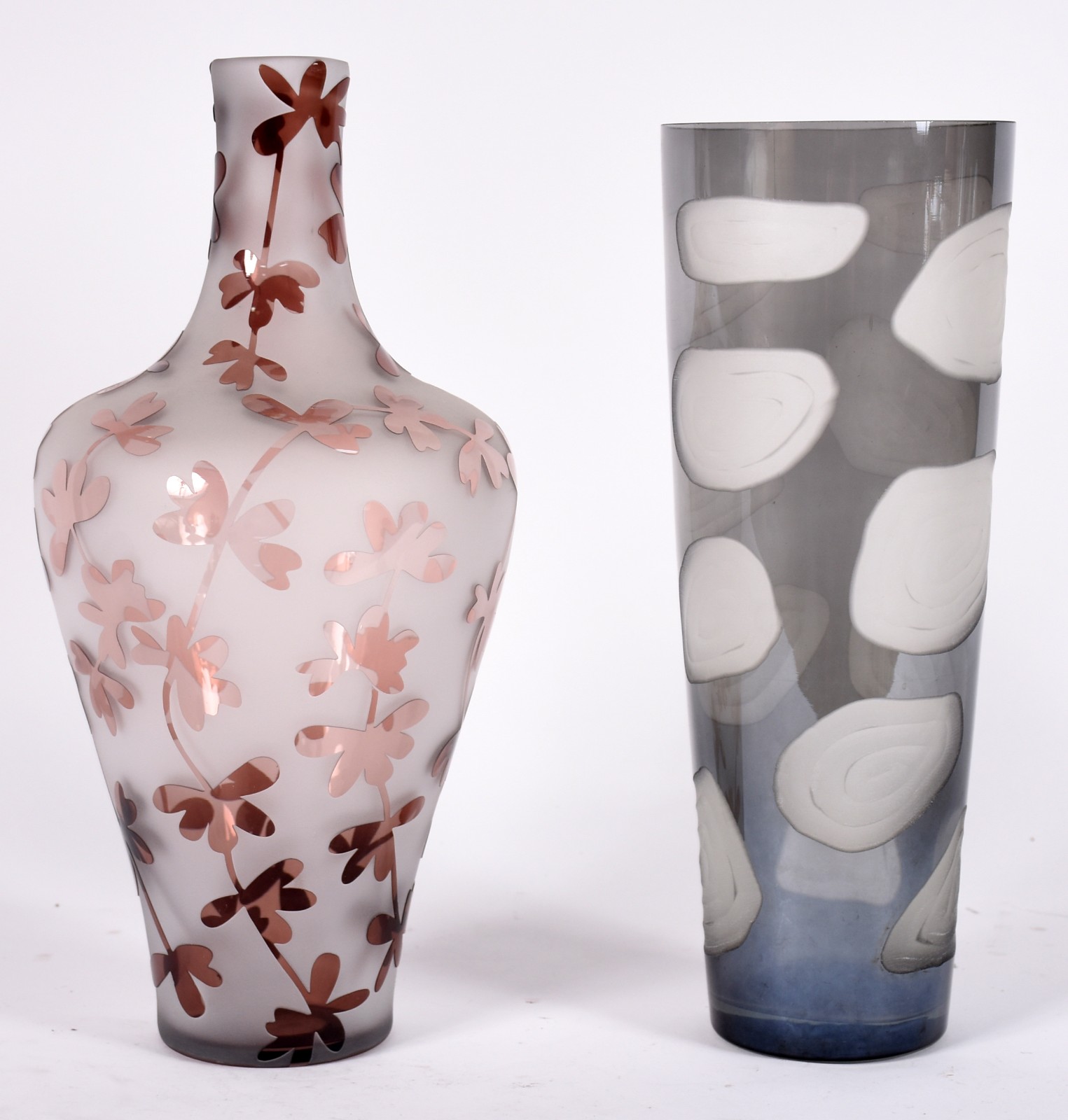 Dois vasos decorativos de vidro, modelos diferentes. - foto 2 de 3