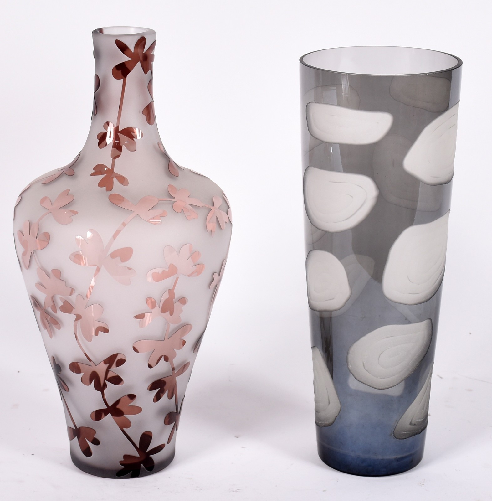 Dois vasos decorativos de vidro, modelos diferentes. - foto 1 de 3