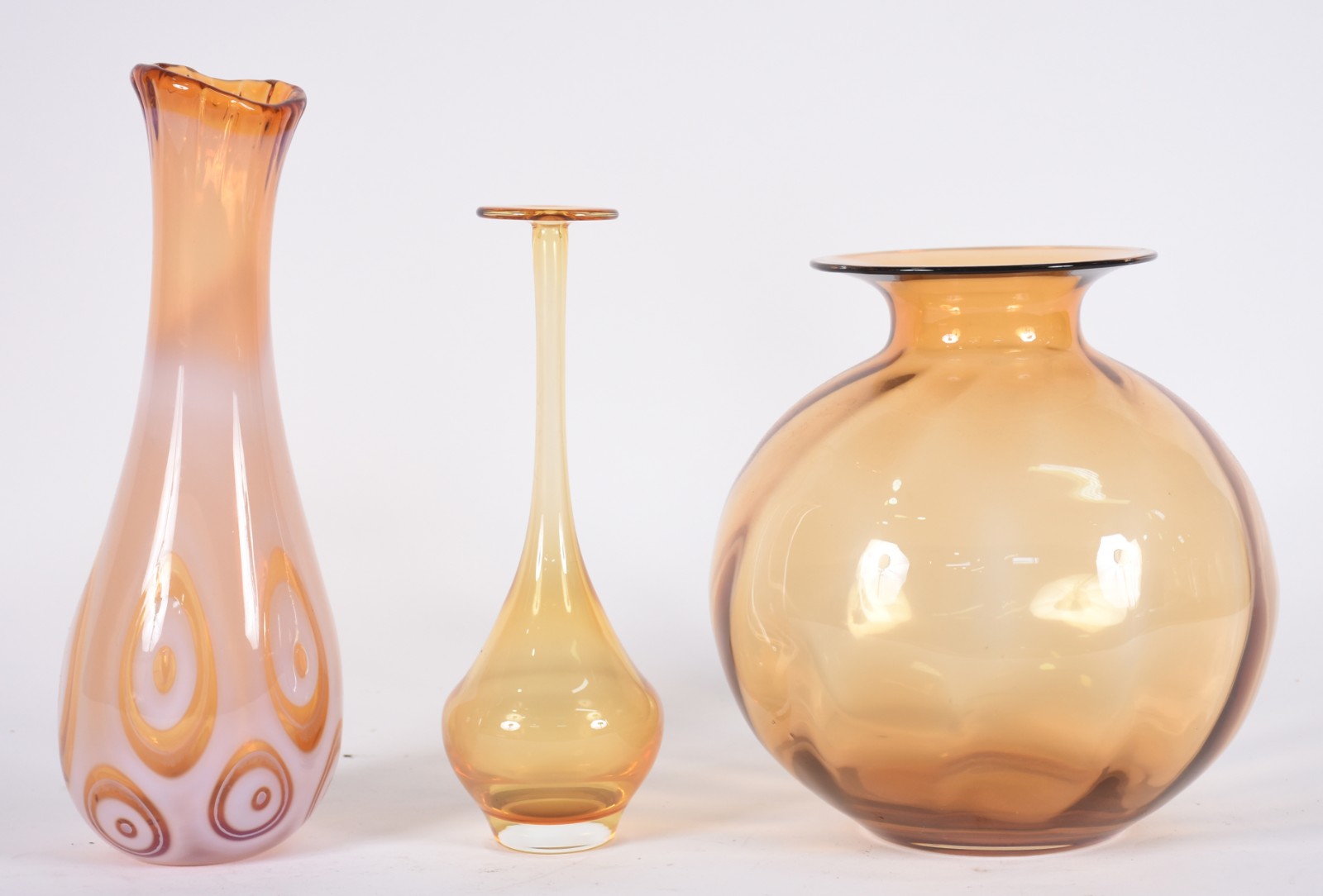 Três vasos decorativos de vidro âmbar. - foto 1 de 5