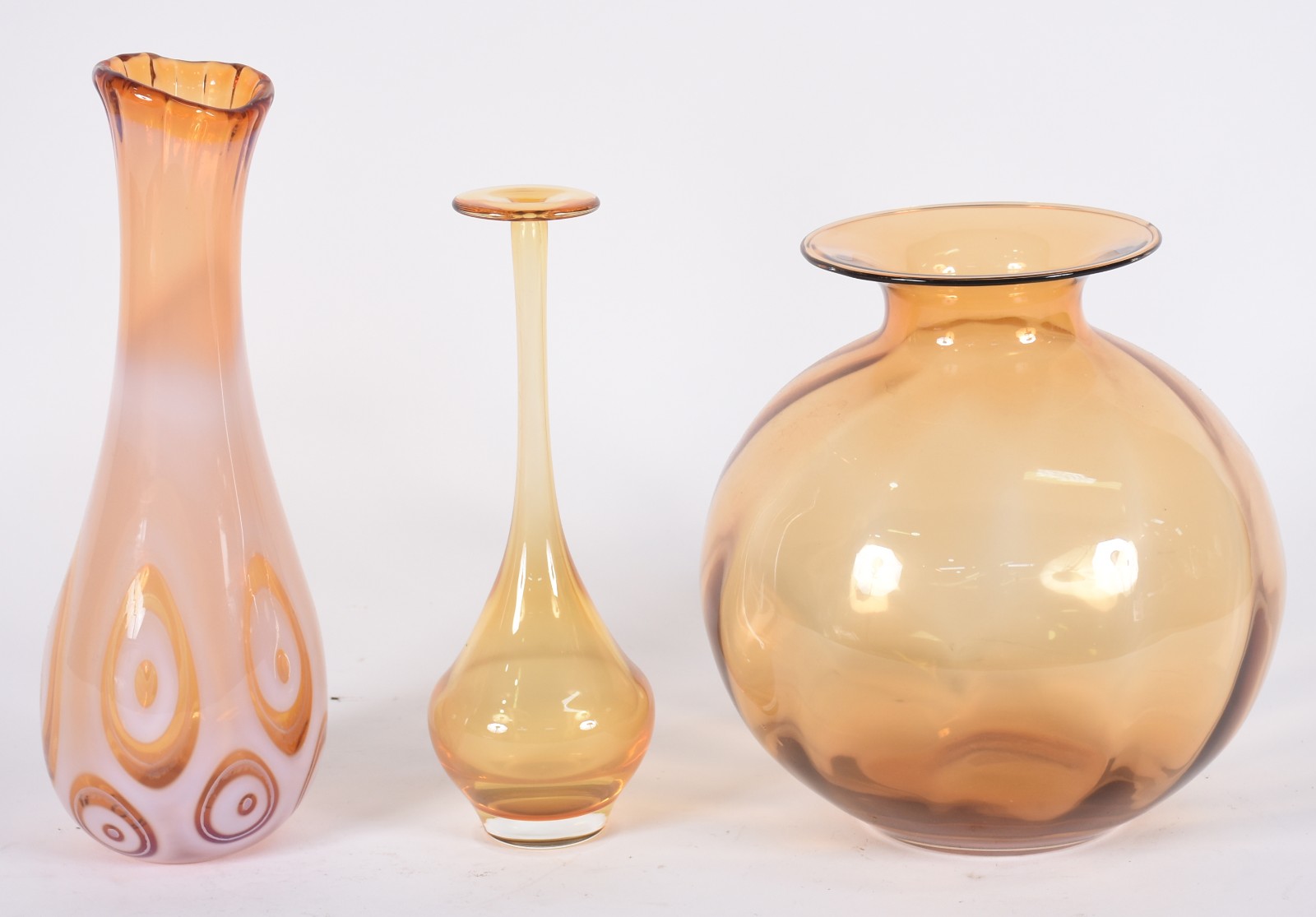 Três vasos decorativos de vidro âmbar. - foto 2 de 5