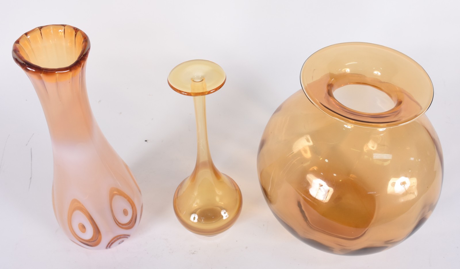 Três vasos decorativos de vidro âmbar. - foto 3 de 5
