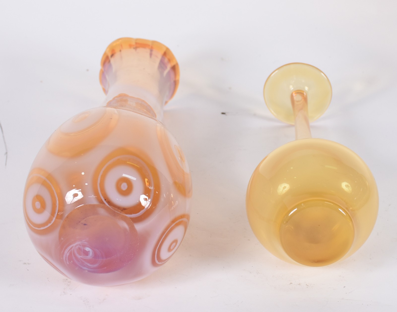 Três vasos decorativos de vidro âmbar. - foto 4 de 5