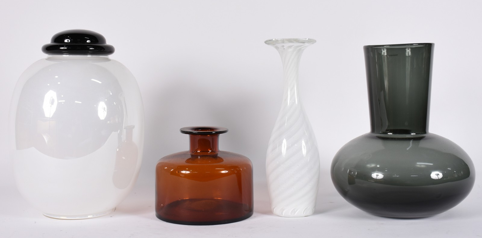 Quatro vasos de vidro decorativo. - foto 1 de 7